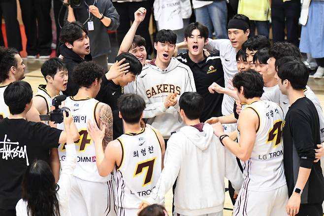 지난 3일 2025~26 프로농구 정규리그 우승을 확정한 창원 LG 선수들. KBL 제공