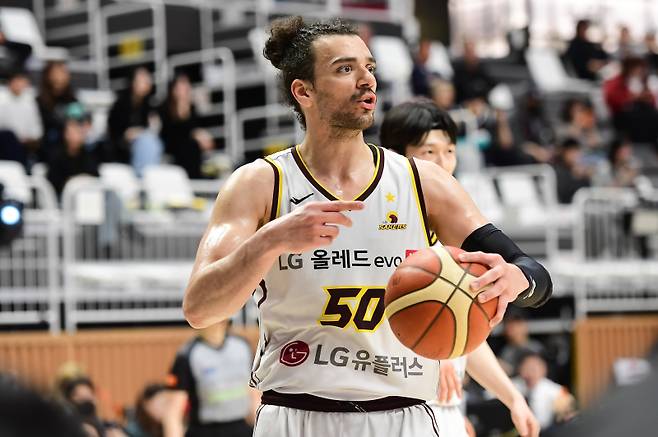 KBL 최고 외국인 선수로 창원 LG의 중심을 잡는 아셈 마레이. KBL 제공