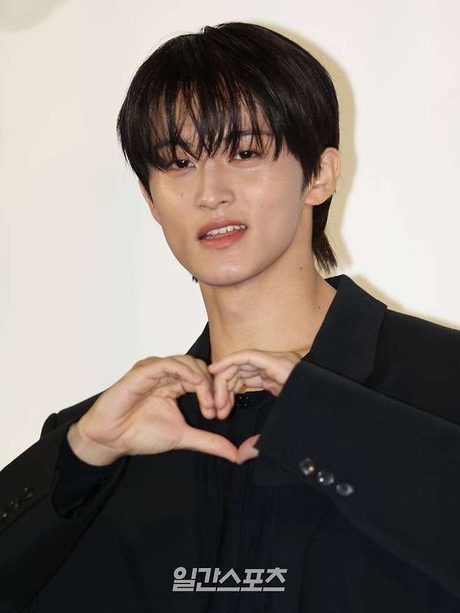 그룹 NCT 마크가 21일 오후 서울 종로구 삼청동에서 진행된 하이 주얼리 메종 부쉐론 2025 까르뜨 블랑슈 하이 주얼리 컬렉션 '임퍼머넌스' 프레젠테이션 및 프라이빗 디너 행사에 참석해 포토타임을 갖고 있다. 서병수 기자 qudtn@edaily.co.kr /2025.10.21/