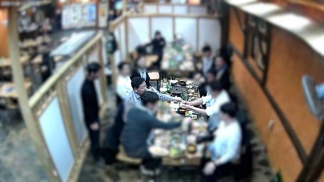 김관영 전북지사가 지난해 11월 30일 전북 전주시 한 식당에서 20~30대 지역 청년들에게 돈을 건네는 장면이 찍힌 폐쇄회로TV 영상 캡처.