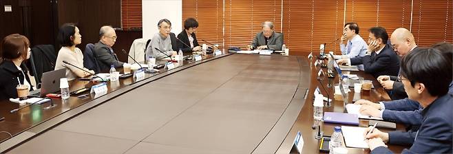 한국경제신문 독자위원회 위원들은 “1~3월 지면에서도 각 분야별로 이슈를 주도하는 특종과 기획이 빛을 발했다”며 “앞으로도 사회 구조적 문제를 다루는 아젠다를 적극 발굴해달라”고 말했다. 이솔 기자