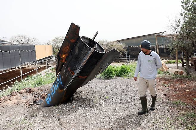 지난 4일(현지시간) 이스라엘 북부 요르단강 서안에 떨어진 이란의 탄도미사일 파편. EPA연합뉴스
