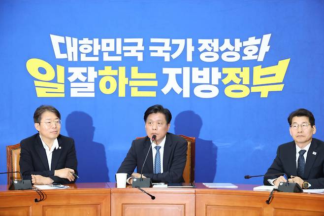 조승래 더불어민주당 사무총장(가운데)이 5일 국회에서 6.3 지방선거 슬로건과 홍보캠페인을 발표하고 있다. 한수빈 기자