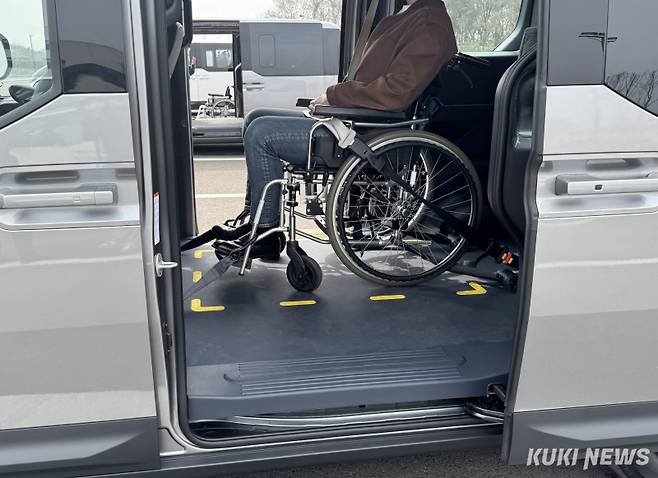 기자가 직접 2열 휠체어석에 탑승해 이동 편의성과 안전성을 살폈다. 송민재 기자