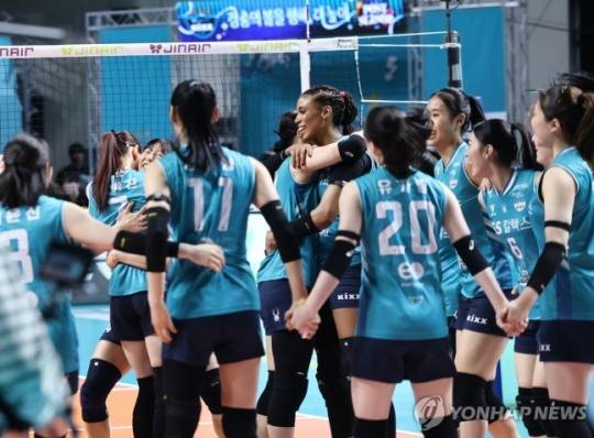 우승을 차지한 GS칼텍스 선수들이 기뻐하고 있다. / 사진=연합뉴스