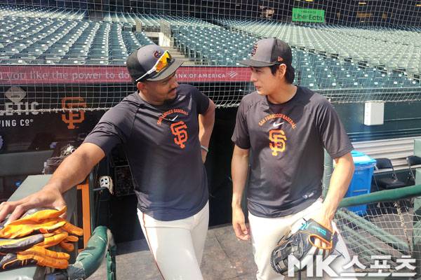 엔카르나시온과 이정후 두 선수가 훈련 시작 전 이야기를 나누고 있다. 사진(美 샌프란시스코)= 김재호 특파원