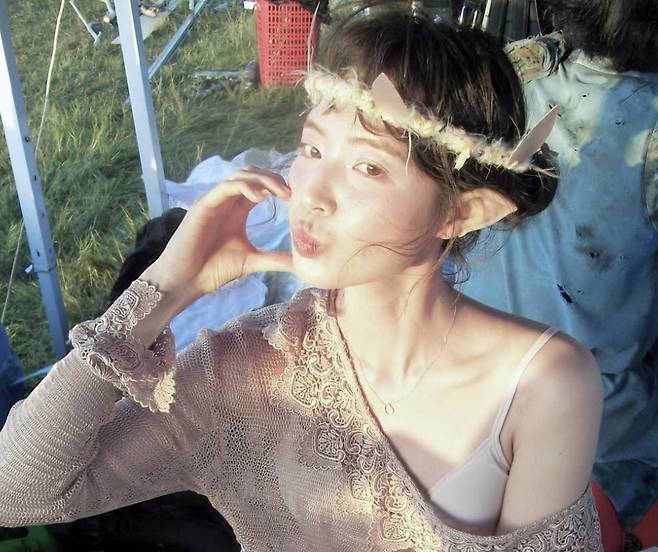 악뮤 '소문의 낙원' 뮤직비디오에 출연한 배우 하지수/사진=SNS 갈무리