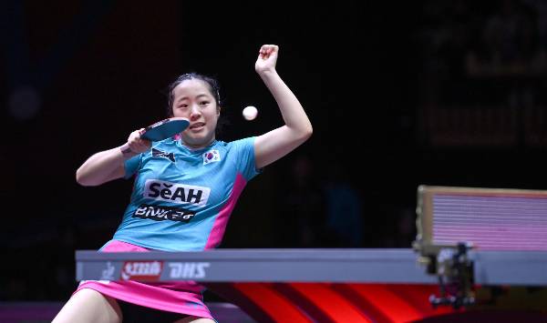 한국 여자탁구 간판 신유빈(대한항공)이 2026 국제탁구연맹(ITTF) 월드컵에서 한국 여자선수로는 처음으로 4강에 진출했다. 사진은 카타르 도하 루사일 아레나에서 열린 2025 국제탁구연맹(ITTF) 세계선수권대회 여자단식 16강 당시 신유빈 모습. /사진=뉴시스