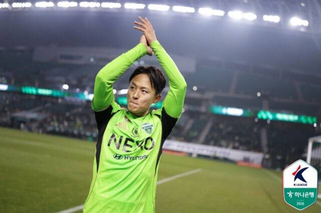 이승우가 4일 울산과 경기에서 골을 터뜨리고 전북의 2-0 승리를 이끈 후 팬들에게 감사 인사를 하고 있다. /한국프로축구연맹 제공