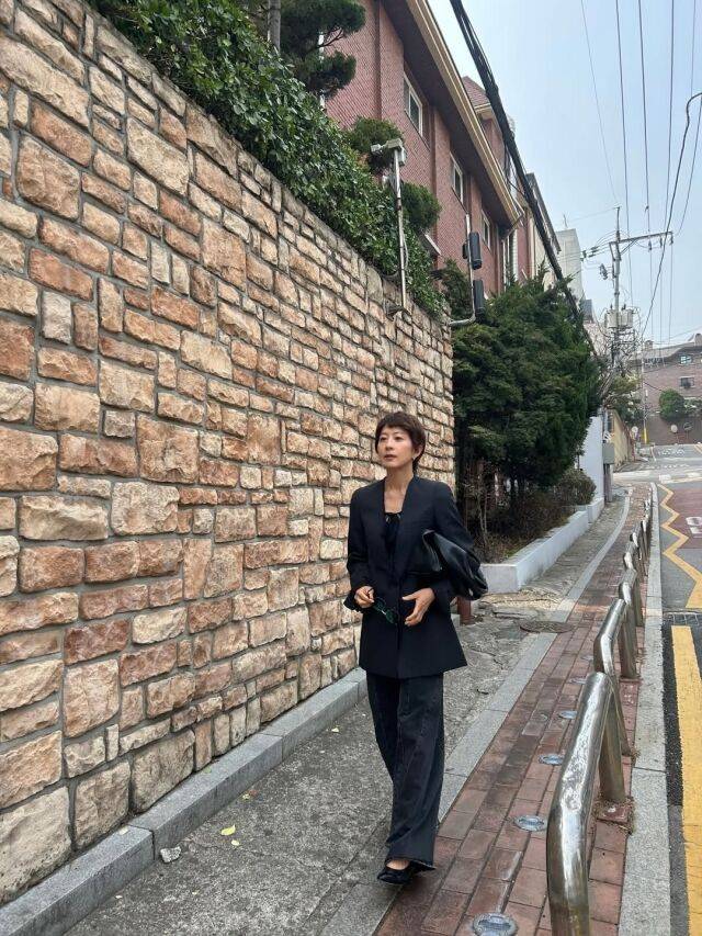 김희애가 숏컷 스타일로 파격 변신했다. / 김희애 SNS