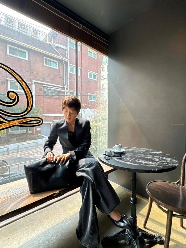 김희애가 숏컷 스타일로 파격 변신했다. / 김희애 SNS