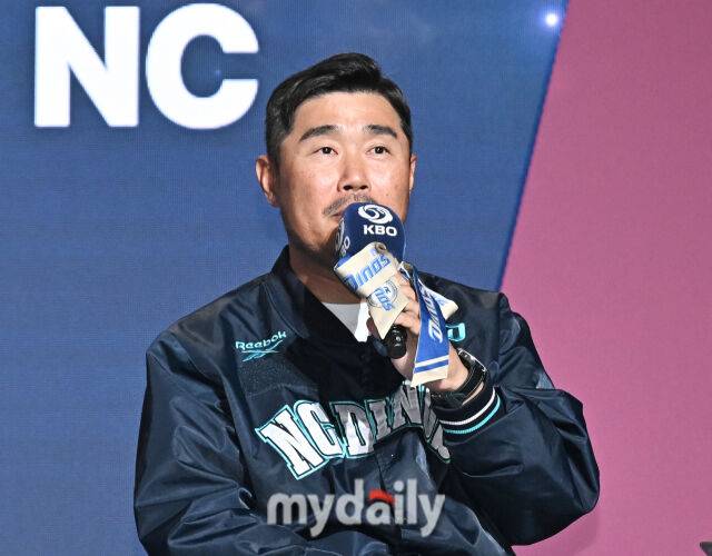 NC 이호준 감독이 26일 오후 서울 잠실 롯데호텔에서 진행된 '2026 신한SOL KBO리그 미디어데이'에서 이야기를 하고 있다. '2026 신한SOL KBO리그 미디어데이'는 10개구단 감독 및 주장과 대표선수들이 참석해 2026 시즌에 대한 포부를 밝힌다. 이번 시즌에는 아시아쿼터 도입, 피치클락 단축, 비디오판독 범위 확대 등 다양한 변화가 시도된다. '2026 KBO리그'는 오는 28일 개막한다./마이데일리