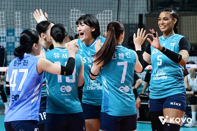 GS칼텍스 선수들이 5일 한국도로공사와 챔프전 3차전에서 득점한 뒤 기뻐하고 있다. KOVO