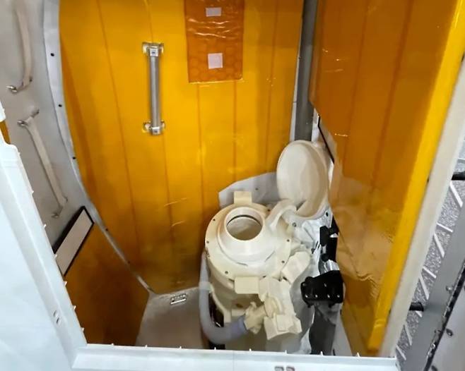 아르테미스 2호에 설치된 우주 화장실. 엑스(X) 캡처