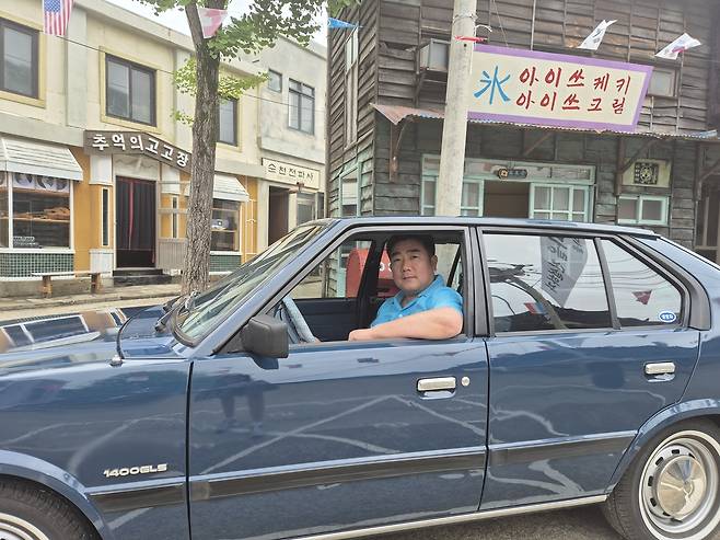 순천드라마세트장에서 택시기사 복장을 하고 포니2 CX 안에서 사진을 남긴 김상국 씨. 김상국 씨 제공