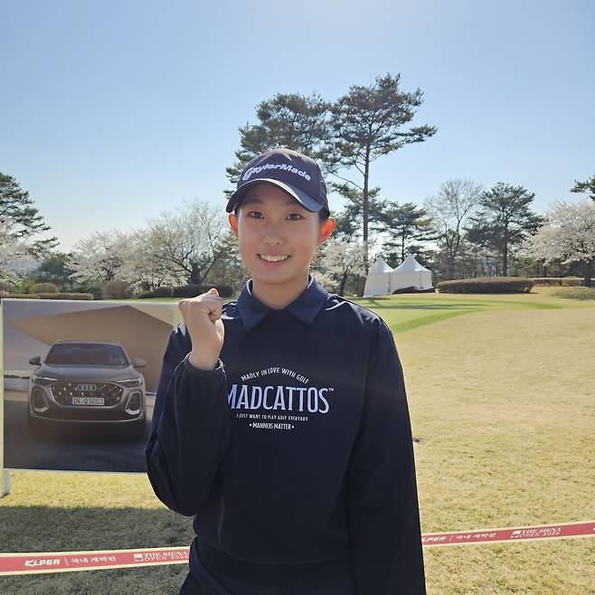 ‘중학생 골퍼’ 김서아가 5일 경기 여주 더 시에나 벨루토CC에서 열린 더 시에나 오픈 2026 대회를 마친 후 서울경제신문과 만나 인터뷰하며 화이팅을 외치고 있다.