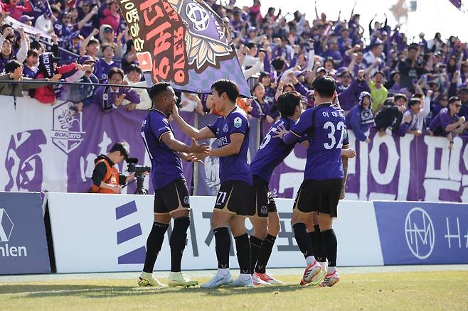 안양 아일톤(왼쪽 끝)이 5일 안양종합운동장에서 열린 서울과 홈경기서 0-1로 뒤진 후반 33분 동점골을 터트린 뒤 동료들과 기뻐하고 있다. 사진제공│한국프로축구연맹