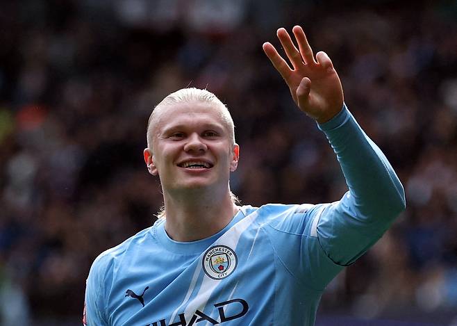 엘링 홀란이 지난 4일 세번째 골을 넣은 뒤 세리머니를 하고 있다. 로이터