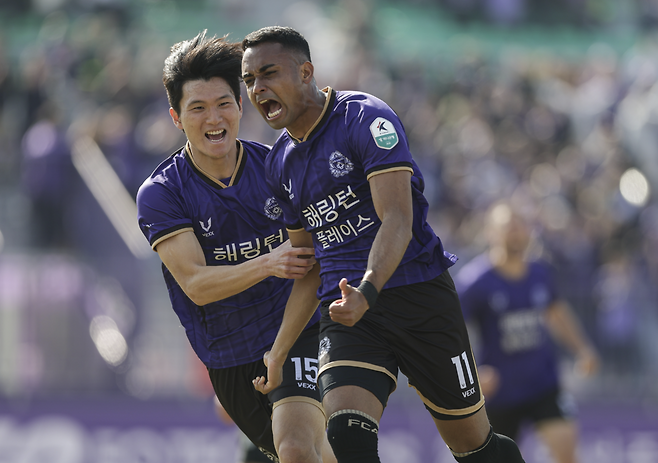 안양 아일톤이 5일 서울을 상대로 동점골을 넣은 뒤 동료 박정훈과 그라운드를 질주하고 있다. 프로축구연맹