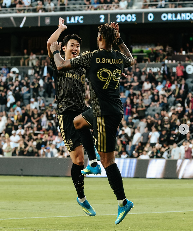 LAFC 손흥민이 5일 올랜도 시티와의 2026 MLS 6라운드 홈경기에서 드니 부앙가의 골을 어시스트한 뒤 하이파이브하고 있다. LAFC 인스타그램 캡처