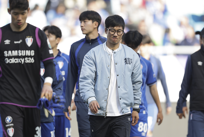 수원 이정효 감독이 5일 충북충주와 비긴 뒤 씁쓸한 표정으로 경기장을 빠져나오고 있다. 프로축구연맹