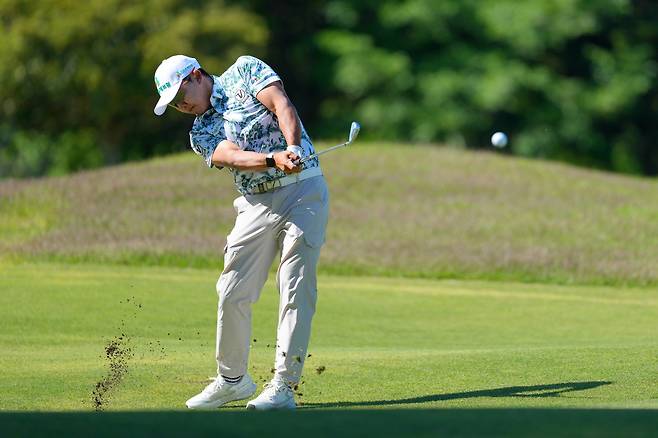 김홍택이 지난해 5월 8일 열린 아시안투어 인터내셔널 시리즈 재팬 1라운드 도중 18번 홀에서 아이언샷을 하고 있다. 게티이미지코리아