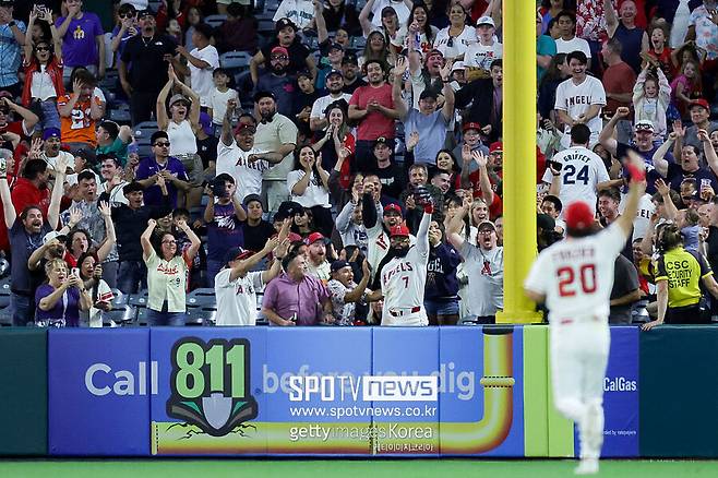 ▲ 관중이 아니라 선수입니다. 조 아델이 담장을 타고 홈런 타구를 잡아낸 뒤 관중들에 둘러싸여 환호하고 있다.