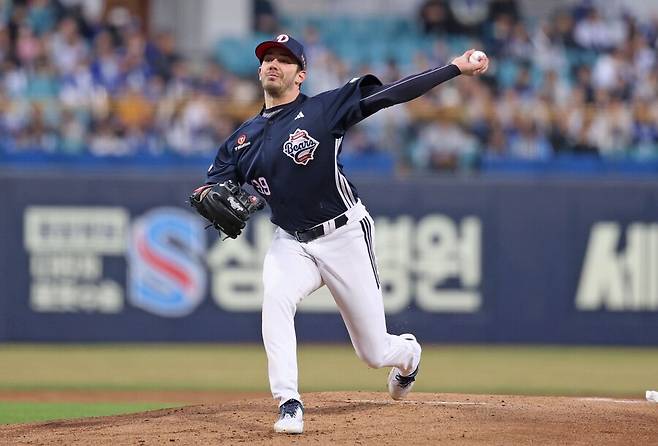 ▲ 6이닝 무실점 역투를 펼치며 시즌 첫 승을 수확한 잭 로그 ⓒ두산베어스