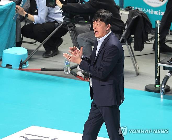 선수들 격려하는 이영택 감독 (서울=연합뉴스) 류영석 기자 = 28일 서울 장충체육관에서 열린 여자배구 플레이오프 2차전 GS칼텍스와 현대건설의 경기.
GS칼텍스 이영택 감독이 선수들을 격려하고 있다. 2026.3.28 ondol@yna.co.kr