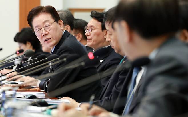 ▲ 이재명 대통령이 6일 청와대에서 열린 국무회의 겸 비상경제점검회의에서 김윤덕 국토부 장관에게 질문하고 있다. /연합뉴스
