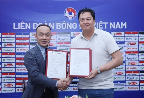 이운재 베트남 축구 대표팀 골키퍼 코치가 계약 연장에 사인한 후 기념촬영을 하고 있다.사진=디제이매니지먼트