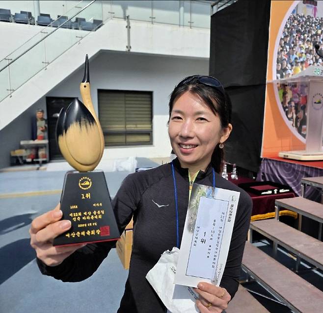 5일 예산군체육회와 중도일보가 주최·주관한 '제22회 예산윤봉길전국마라톤대회' 10km 일반 여자부에서 우승을 차지한 박소영(49·화성) 씨. /사진=오현민 기자