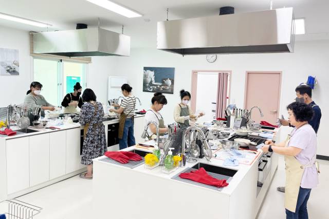 청송은 문화시설이 단순히 보여주는 공간이 아니라 주민과 관광객이 서로 공유하며 참여할 수 있는 곳으로 발전시켰다. 사진은 남관생활문화센터 별관의 오픈키친에서 음식 만들기 체험을 하는 모습. 청송군 제공