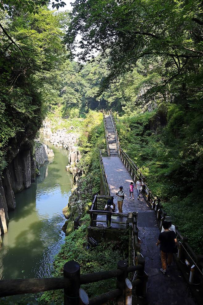 다카치호 협곡 주변은 산책로가 조성되어 있다. _최병일 기자