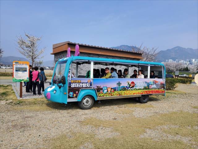 지난달 28일부터 도입·운영 중인 황산공원 전기 생태 관람차. 양산시 제공