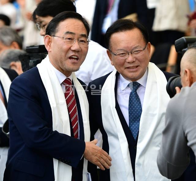 김부겸 전 총리와 주호영 국회 부의장이 5일 대구스타디움에서 열린 대구기독교총연합회 부활절 연합예배에 참석해 악수를 나누고 있다. 김진홍 기자