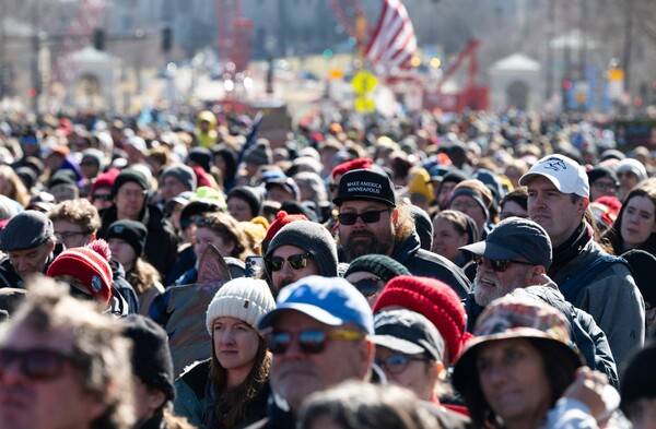 미국 전역에서 열린 'No Kings' 시위는, 고장 난 제도 속에서도 민주주의를 포기하지 않으려는 시민사회의 저항을 상징적으로 보여준다. 미국 민주주의의 위기는 제도의 무력화에서 드러나지만, 동시에 그것은 거리로 나선 시민들의 저항 속에서도 확인된다.3월 28일 벌어진 미국의 반 트럼프 시위. AFP 연합뉴스