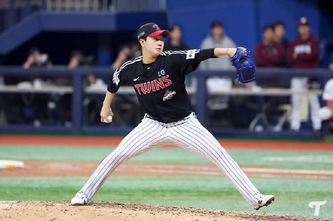 LG트윈스 마무리 투수 유영찬이 역투를 펼치고 있다. 사진=LG트윈스