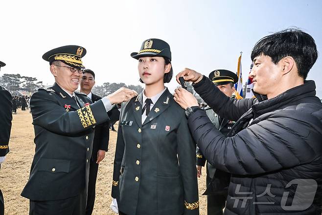 김규하 육군참모총장이 지난달 26일 전북 익산 육군부사관학교에서 열린 육군 26-1기 부사관 임관식에서 신임 부사관의 부모님과 함께 계급장을 달아주고 있다. 2026.3.26 ⓒ 뉴스1(육군 제공. 재판매 및 DB 금지)