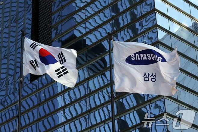 서울 서초구 서초대로 삼성전자 서초사옥 게양대에 걸린 태극기와 삼성 깃발이 바람에 휘날리고 있다. ⓒ 뉴스1 DB
