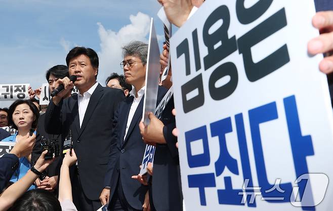 정치자금법 위반·특정범죄 가중처벌법상 뇌물 혐의로 기소된 김용 전 민주연구원 부원장이 20일 오전 경기 화성시 마도면 화성직업훈련교도소에서 보석으로 석방된 후 입장을 밝히고 있다. 2025.8.20 ⓒ 뉴스1 김영운 기자