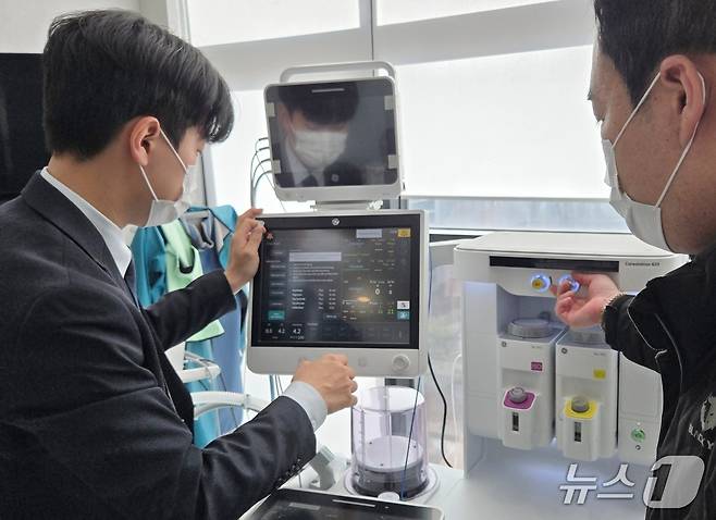 동우메디칼 관계자가 동물병원 호흡마취기를 점검하고 있다(코벳 제공). ⓒ 뉴스1