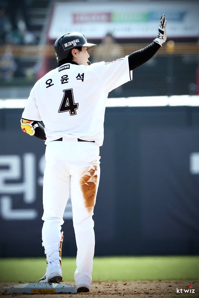 KT 오윤석이 5일 수원케이티위즈파크에서 열린 2026 KBO리그 정규시즌 삼성전에서 2회말 선제 적시 2루타를 때린 후 세리머니를 하고 있다. 사진 | KT 위즈