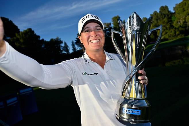 LAS VEGAS, NEVADA - APRIL 05: Lauren Coughlin of the United States imitates a selfie with the winner's trophy after the final round of the Aramco Championship 2026 at Shadow Creek Golf Course on April 05, 2026 in Las Vegas, Nevada. David Becker/Getty Images/AFP (Photo by David Becker / GETTY IMAGES NORTH AMERICA / Getty Images via AFP)
<저작권자(c) 연합뉴스, 무단 전재-재배포, AI 학습 및 활용 금지>