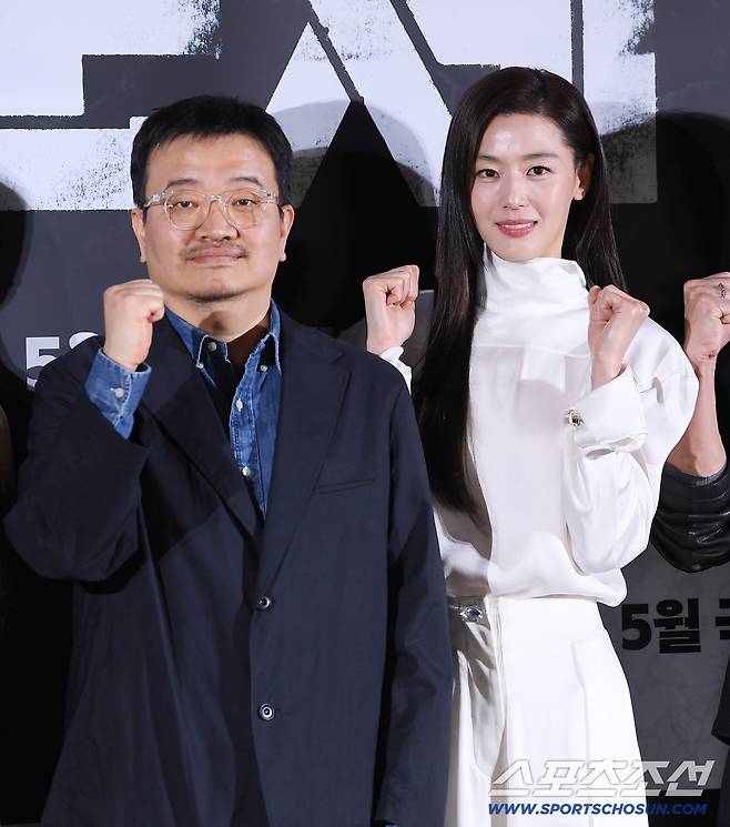 영화 '군체' 제작보고회가 6일 오전 서울 용산CGV에서 열렸다. 연상호 감독과 전지현이 함께 포즈 취하고 있다. 정재근 기자 cjg@sportschosun.com/2026.4.6/