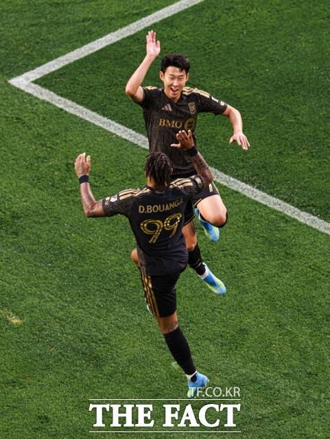 소속팀 LAFC에 복귀한 손흥민(위쪽)은 5일 올랜도와 2026 MLS 6라운드 홈경기에서 전반에만 4어시스트를 기록하는 대활약을 펼쳤다. 사진은 손흥민의 도움으로 전반 해트트릭을 기록한 드니 부앙가와 하이파이브 장면./LAFC