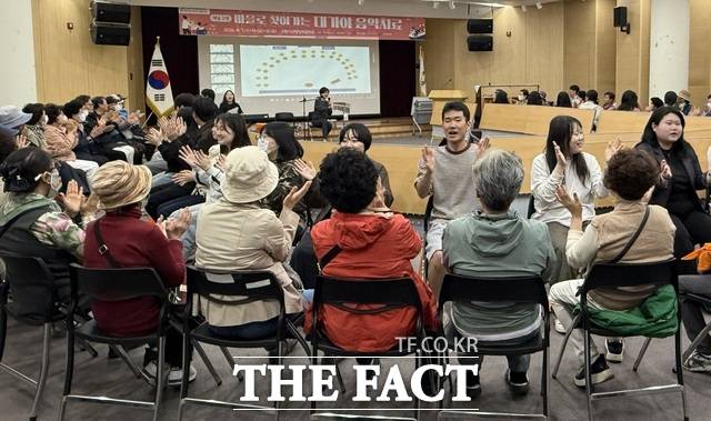 고령문화관광재단이 6일 다산행정복합타운 3층 강당에서 '2026 구석구석 문화가 있는 날' 첫 프로그램을 운영하고 있다. /고령군