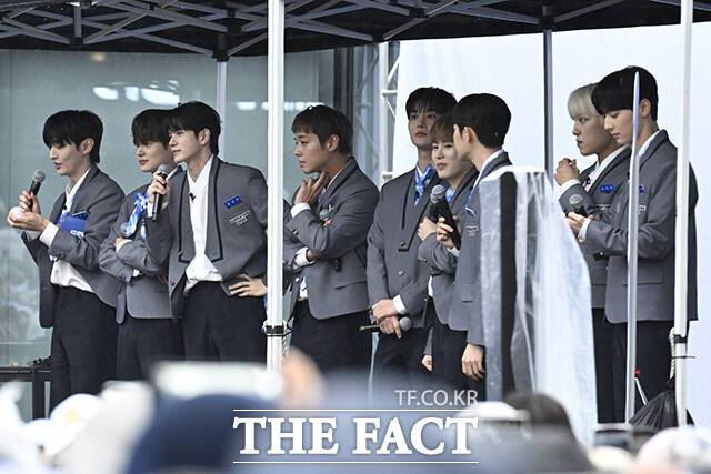 워너원이 팬들과 대화를 하고 있다.