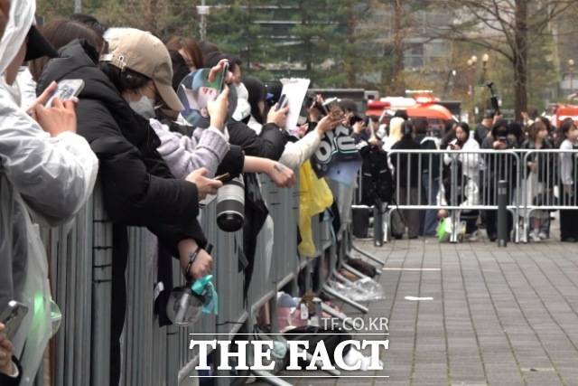 그룹 워너원(Wanna One)이 6일 오전 서울 마포구 DMC 문화공원에서 엠넷플러스(Mnet Plus) 새 예능 프로그램 'WANNA ONE GO : Back to Base'(워너원 고 : 백투베이스) 공개에 앞서 오프닝 세리머니 행사를 열고 팬들과 만나고 있다. /마포구=김민지 기자