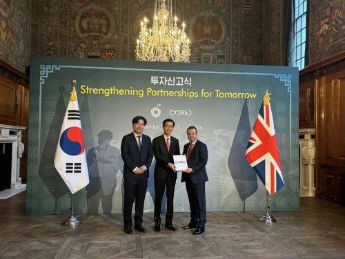 2023년 11월 윤석열 전 대통령의 영국 국빈 방문 기간 영국 런던에서 코리오제너레이션과 한국 정부 간 투자 신고식이 열렸다. 투자 신고식에는 방문규 당시 산업통상자원부 장관(사진 가운데), 조너선 콜 코리오 최고경영자(오른쪽), 최우진 코리오 한국 총괄대표가 참석했다. 코리오제너레이션